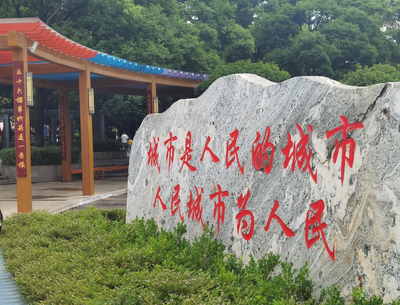 曲靖近日大雨倾盆，气温降至20度，体感更加凉爽舒服。

昨天早上，推开窗户，雨过