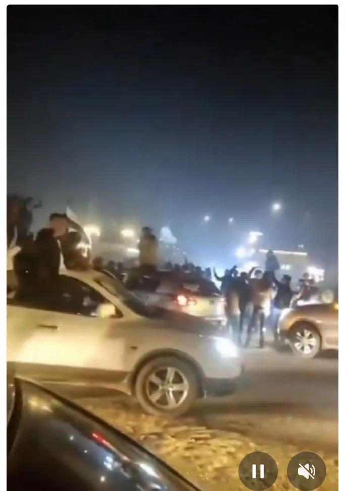 叙利亚老百姓上街庆祝解放，欢迎“叛军”。杜甫有“漫卷诗书喜欲狂”，苏东坡有“老夫