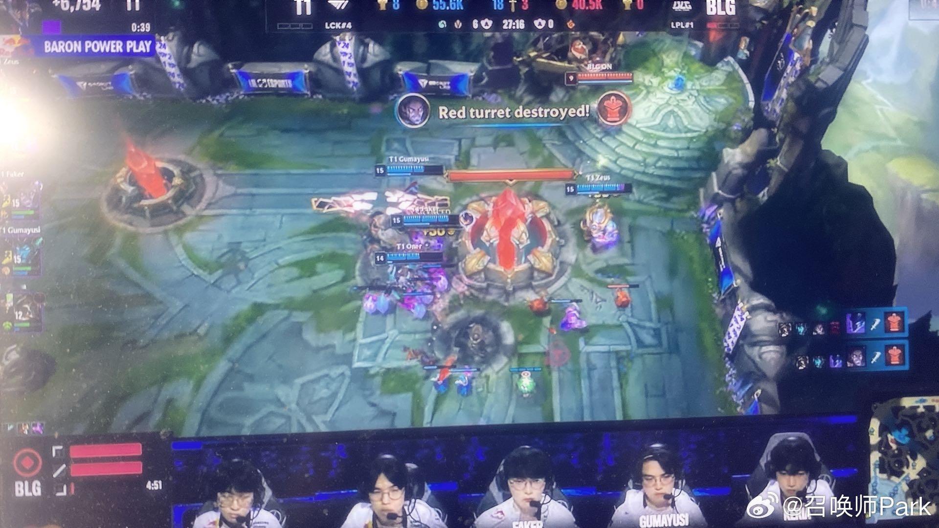 果然不会这么轻松，T1第二局前期发力，Zeus一次又一次化险为夷，双核Faker