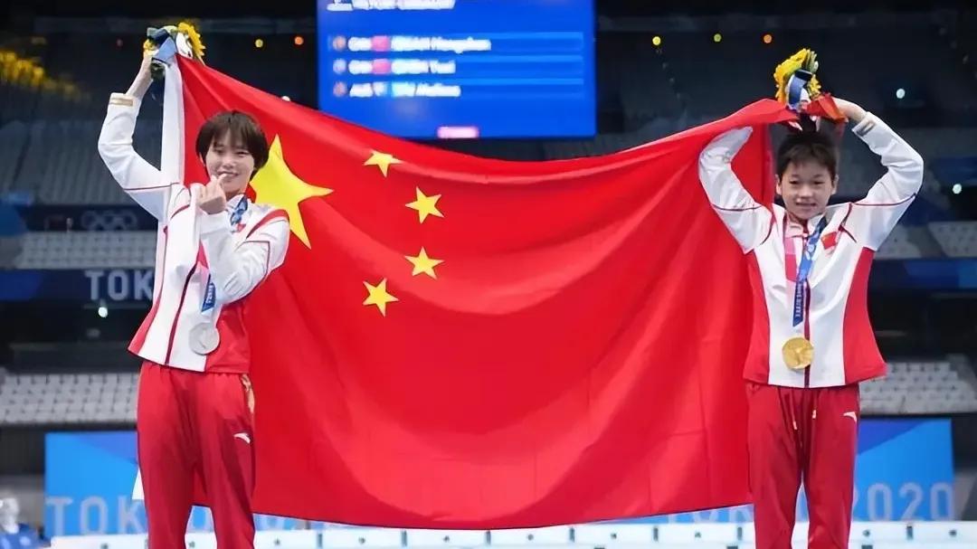 夺冠时刻：一句“我爱北京”点燃激情
 
当全红婵与陈芋汐站上冠军领奖台，激动地大