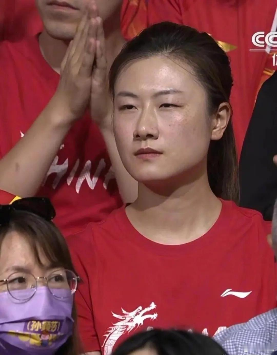 即便退役，她们依旧散发着令人瞩目的气场！丁宁：一副谁来灭谁的蔑视感。张怡宁：一个