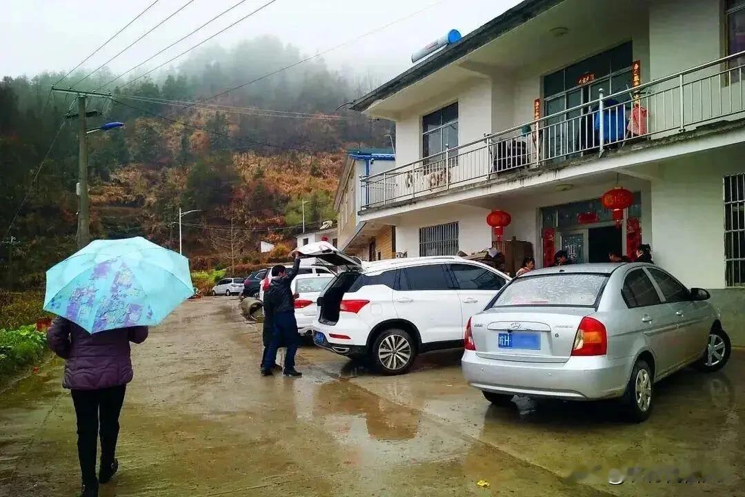 村干部月薪才2000，却个个有房有车；农民工月入近万，反而攒不下钱，为啥？
 