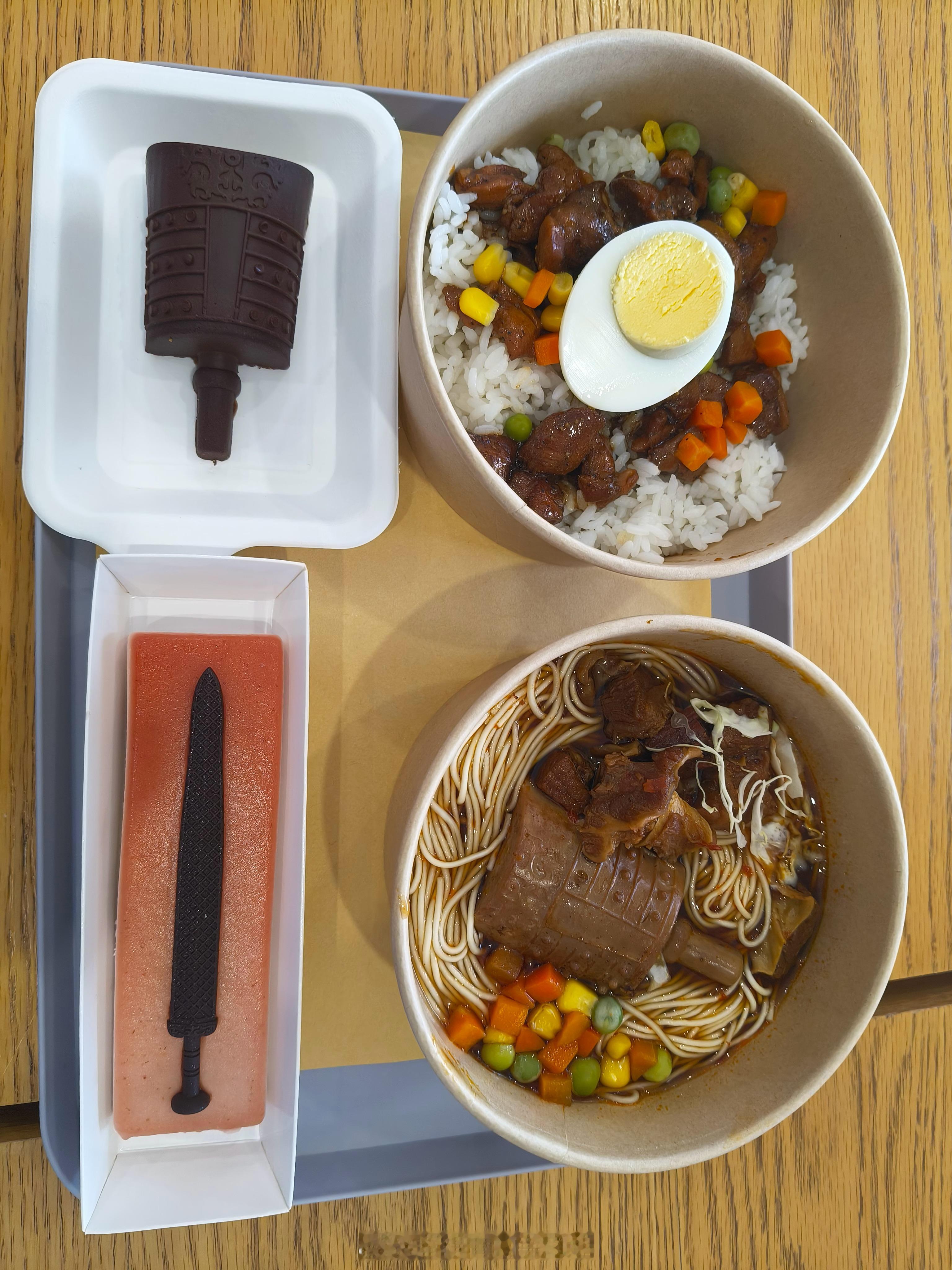 越王勾践剑单独设馆，人山人海。先吃一口编钟吧。 