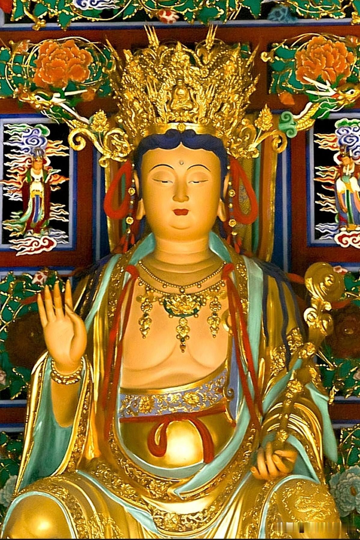 很多人拜了一辈子弥勒，却不知道他真正的模样。
 
在昆明圆通寺，这尊天冠弥勒像，