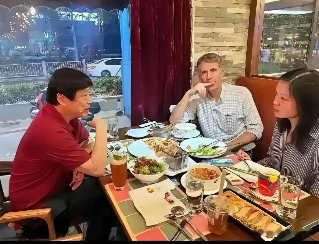胡锡进与汤家凤，谁更牛？
从咖位上来看，胡锡进更胜一筹！
胡锡进在多个平台拥有千