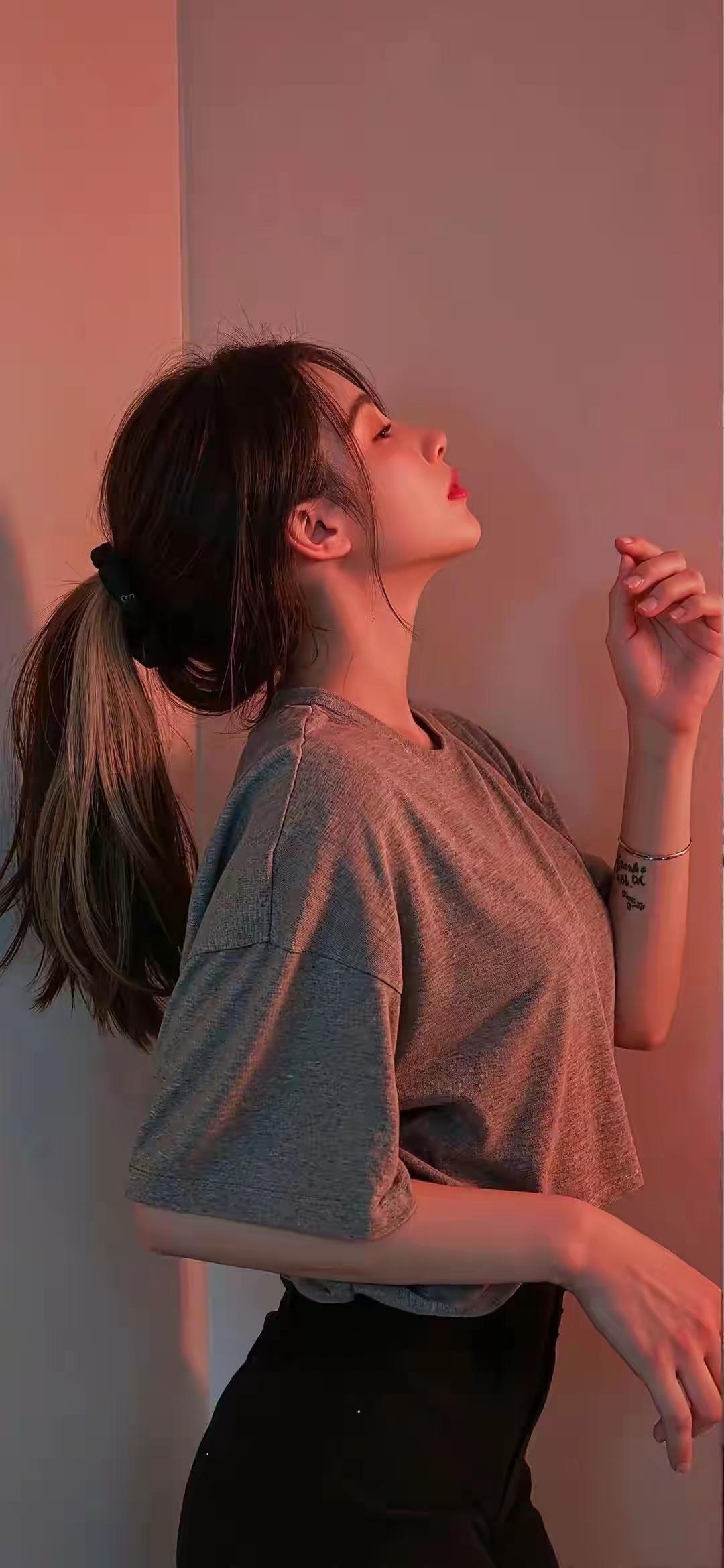 一个扎着马尾的女孩靠墙摆姿势。王鸥是怎么火起来的