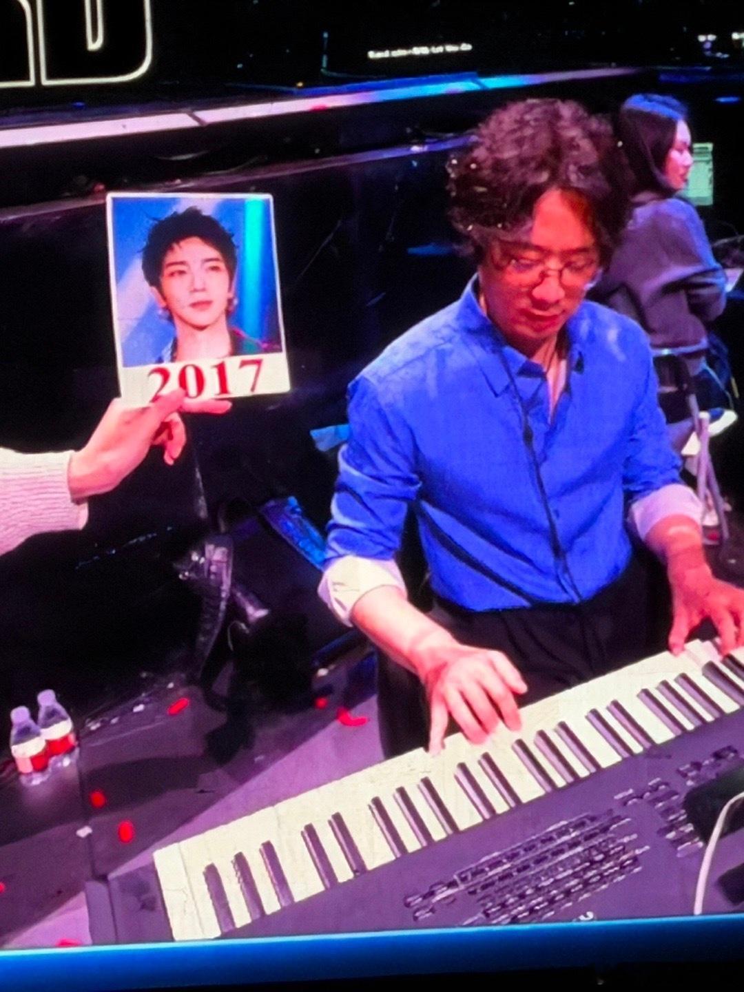 华晨宇这一秒过火 舞台上的他好像有无限的创造力，每次都能带来颠覆性的表演。这种不