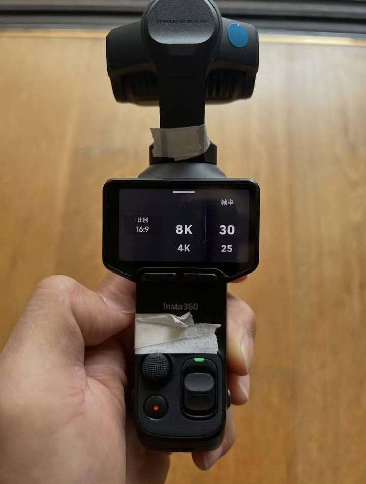 insta360 Luna 支持8K拍摄，支持推拉式的长焦独立按钮，而且可以在北