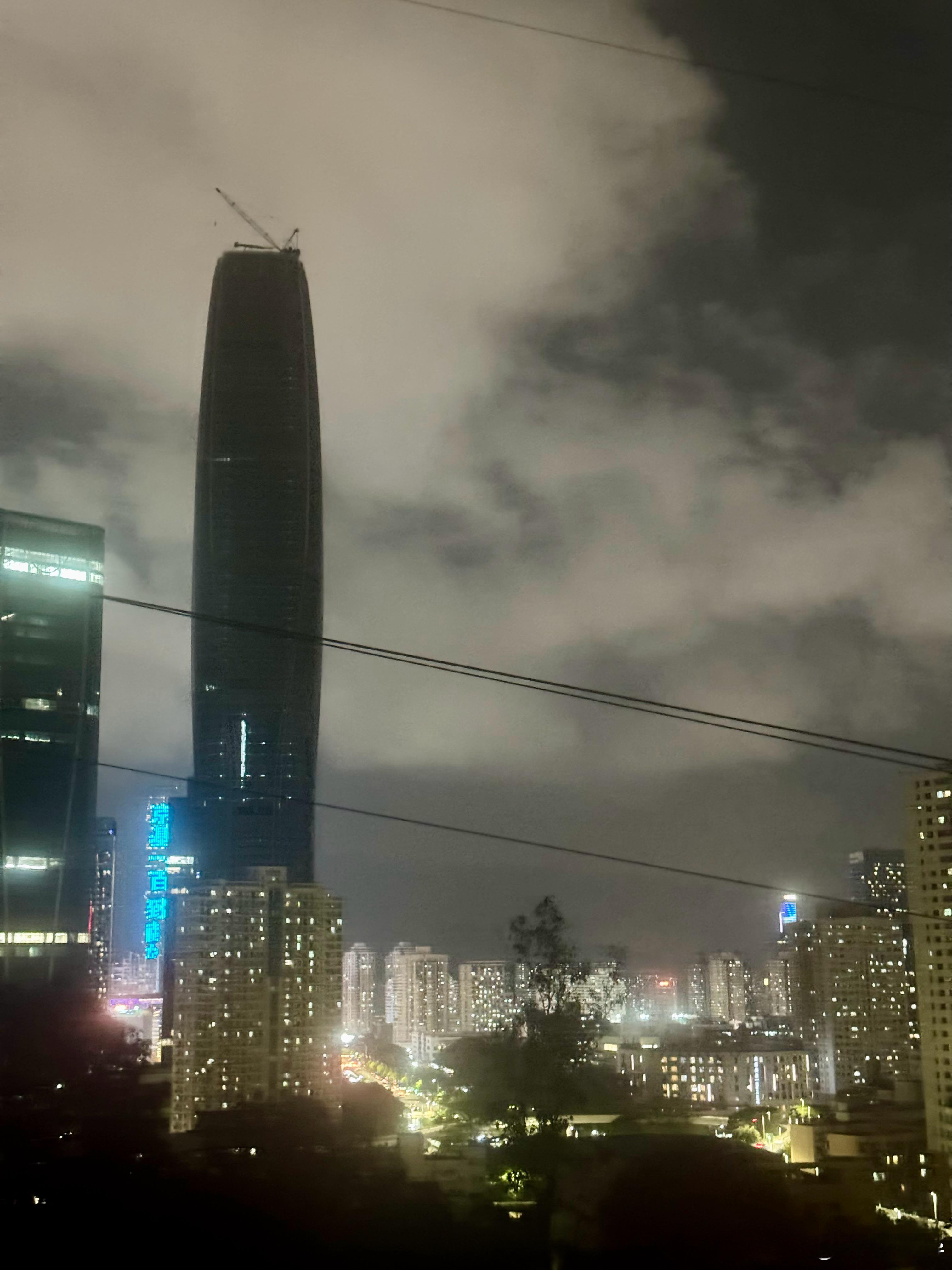 夜幕降临感觉即将一场大雨，赶紧出门跑步， 5公里100米爬升也是够累的，这个红岗