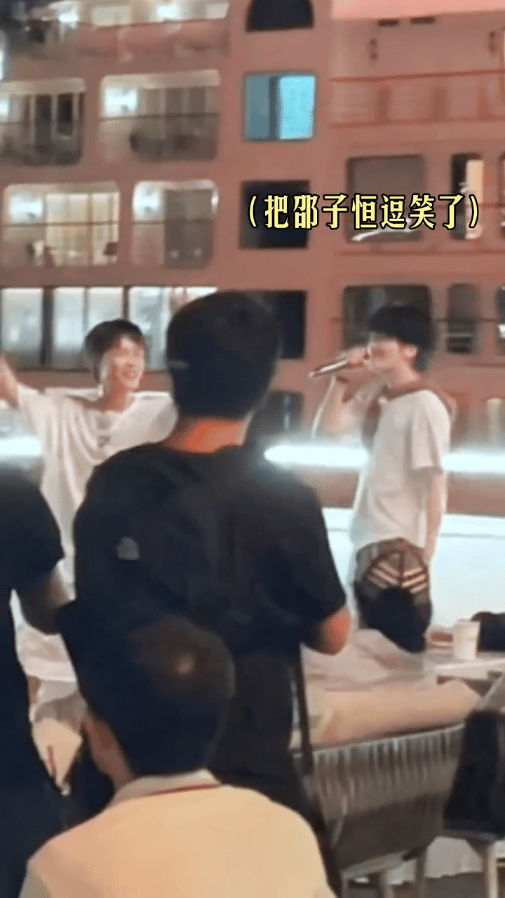 柯淳游轮上大喊邵子恒我爱你哈哈哈嘉陵江夜游成大型嗑糖现场了！！！《一路繁花2》录