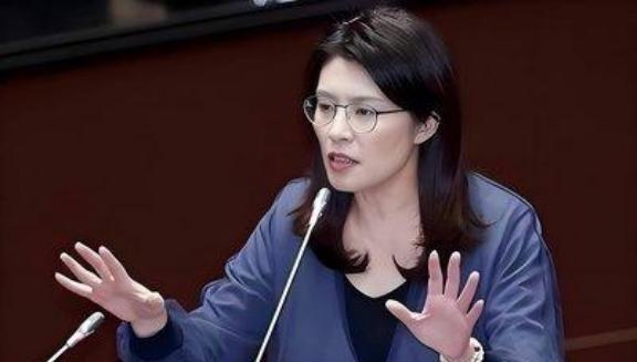 万万没料到，新当选的国民党主席郑丽文，一查才发现她不仅是个“蓝二代”，身上流着那