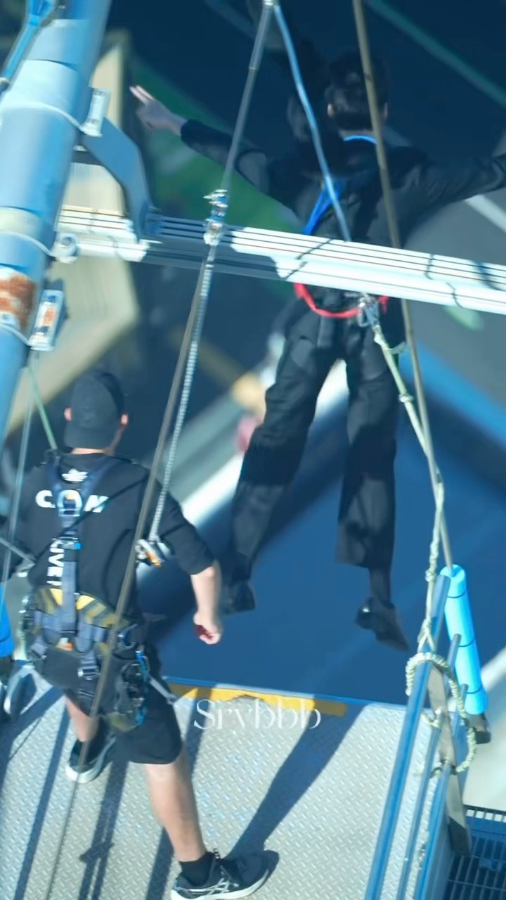 穿西装蹦极！？？龚俊你是最勇敢的耶耶！！！！龚俊穿西装蹦极