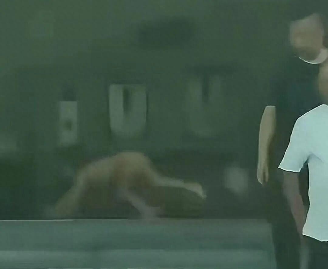 一句道歉就完了？孩子赤裸爬行被当“天性”，父母致歉、孩子开始学穿衣——云南“赤裸