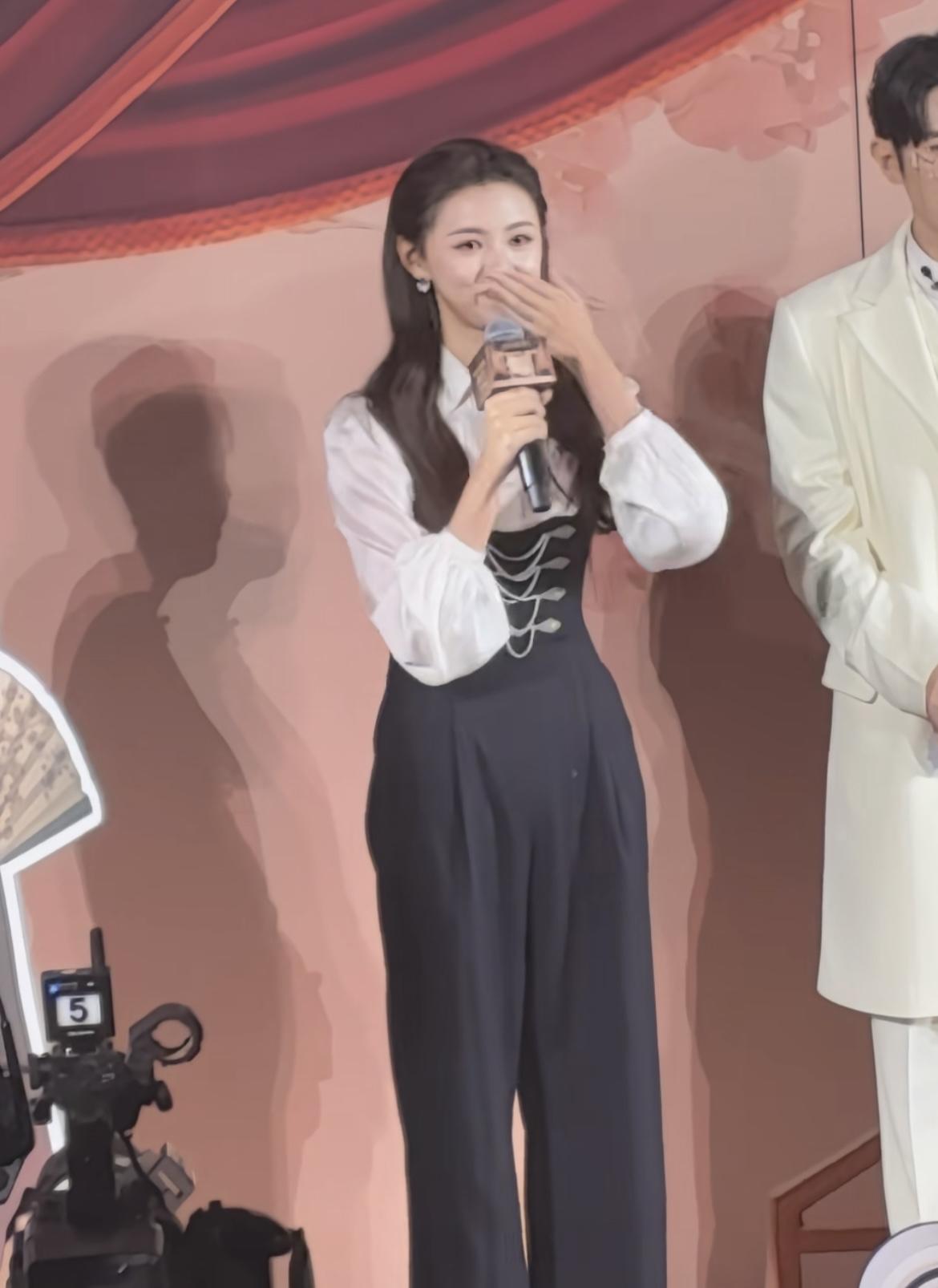 被与赵丽颖做比较，新版尹新月现场哭泣回应……
《九门》播出后，王奕婷演的新版尹新
