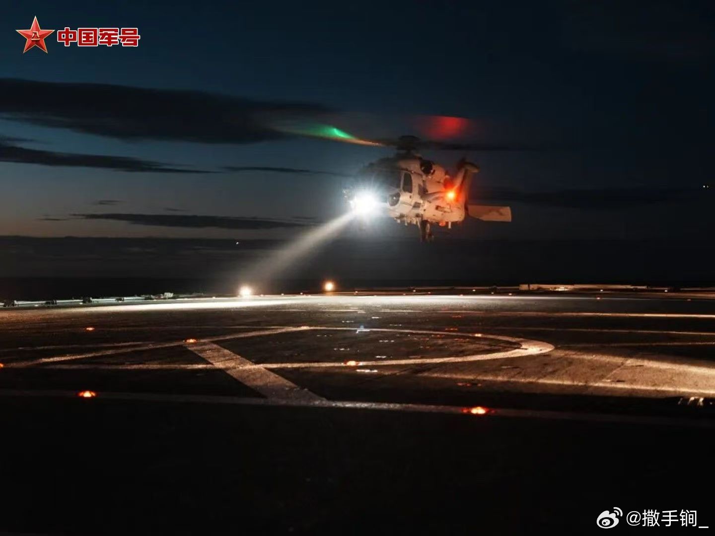 安徽舰上的Z-20F与上周发的是同一场景 网页链接