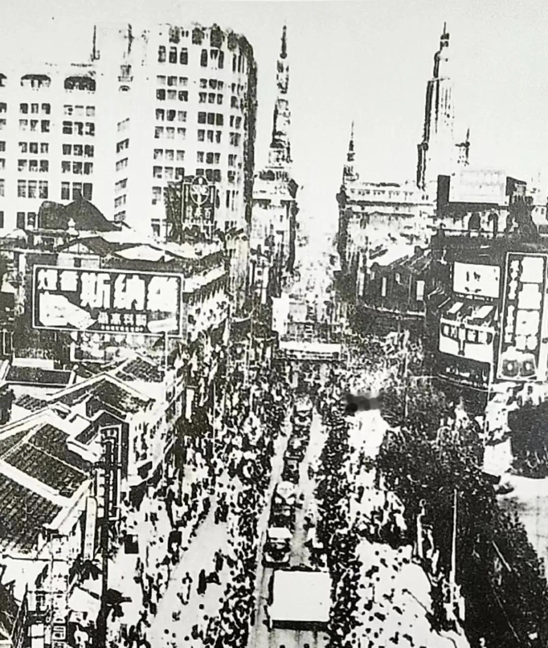 火遍大街小巷的贺岁曲《恭喜恭喜》，原来是纪念抗战胜利所作？
年年过年都会循环播放
