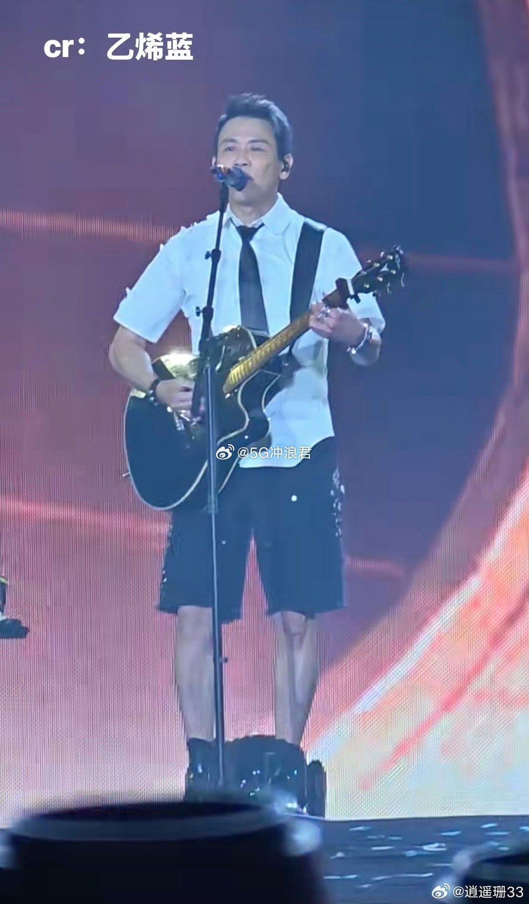 陶喆重返二十岁这竟然是陶喆 昨晚新巡演这套造型太绝了，白衬衫黑领带短裤，背着吉他