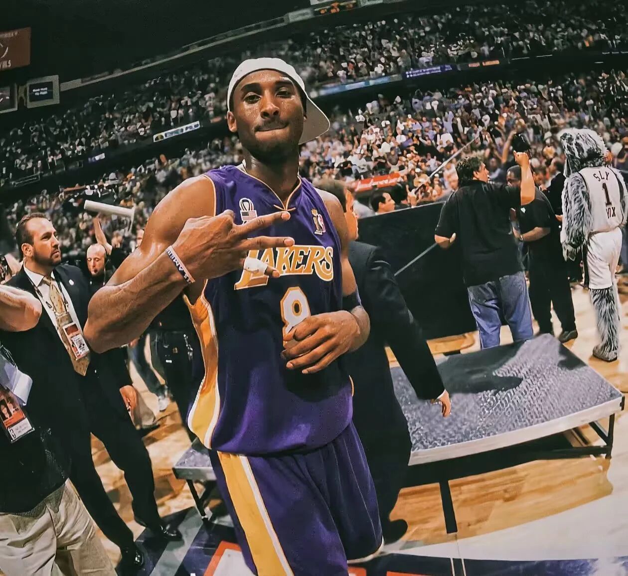 要紧的是果敢地迈出第一步，对与错先都不管，自古就没有把一切都设计好再开步的事。别