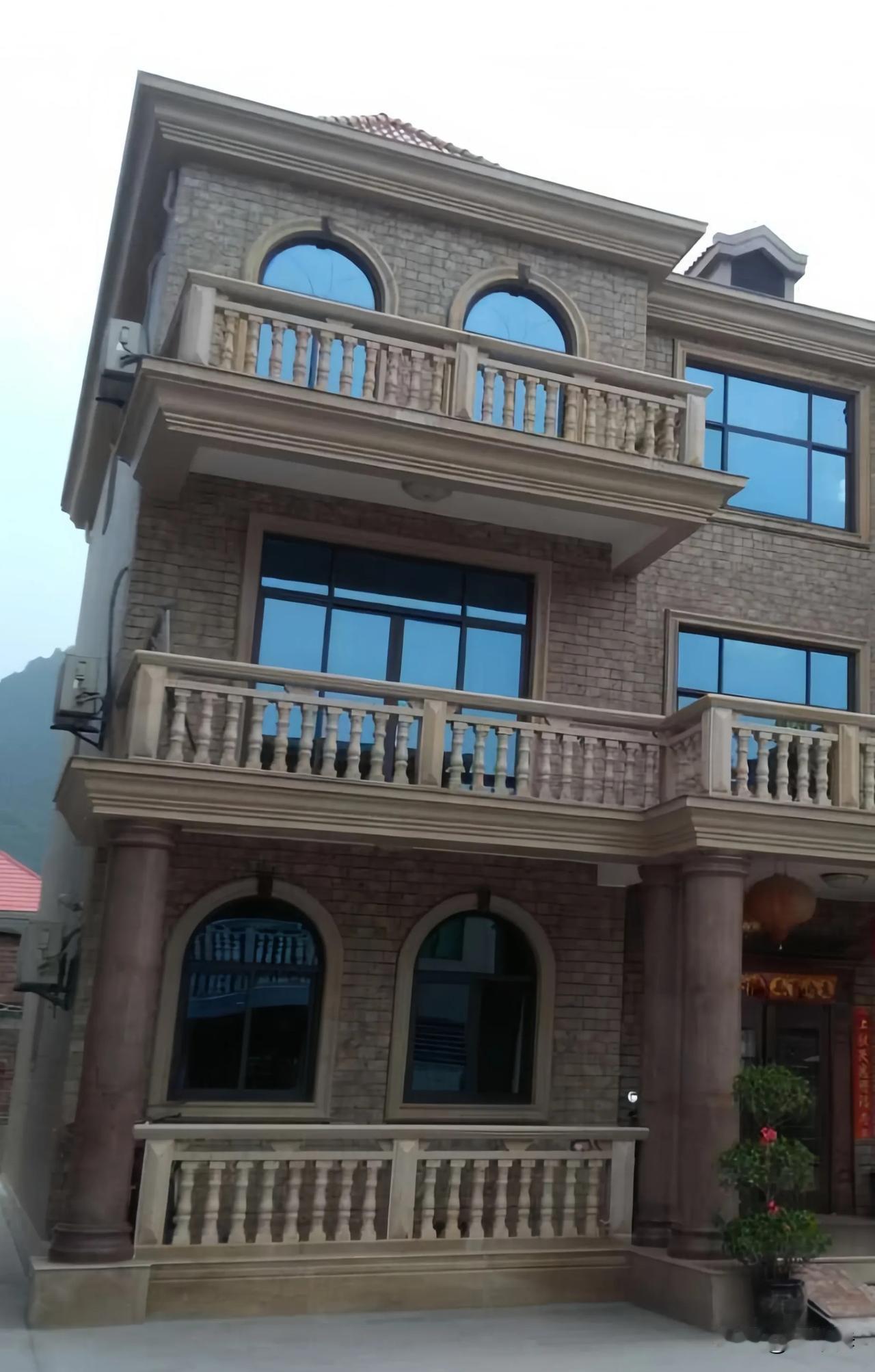 有人问:在农村，为什么农民的自建房普遍只建3层，四五层不可以吗？

可以肯定的说