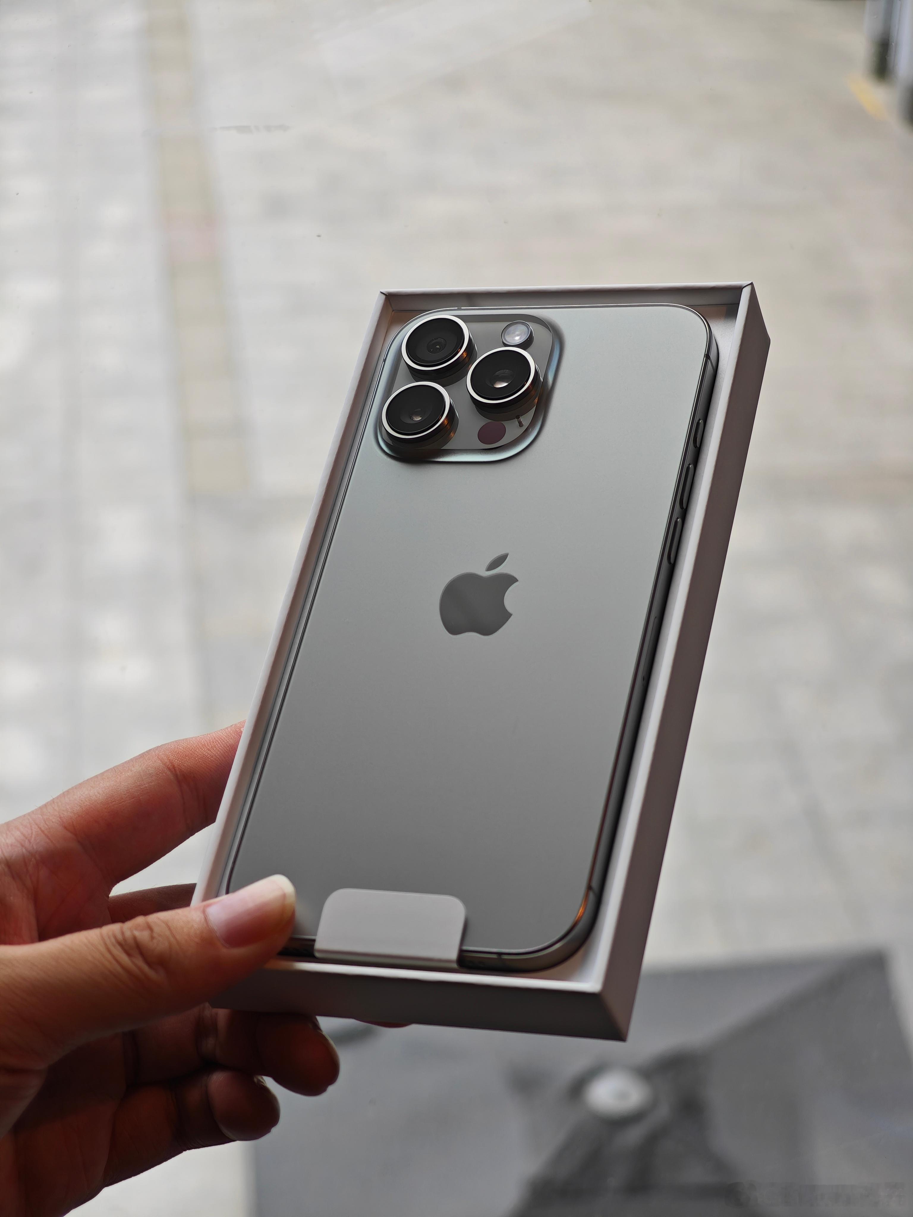 iPhone 16 Pro Max确实没想象中那么大，反正15PM也是基本单手操