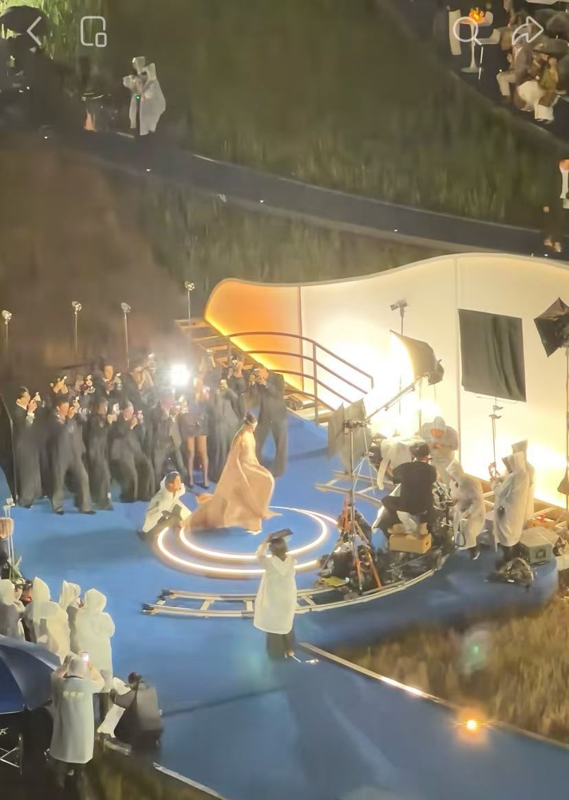 迪丽热巴 太有意境了，短短7分钟封神突降大雨，不仅不眨眼，而且那么冷，抖都没抖，
