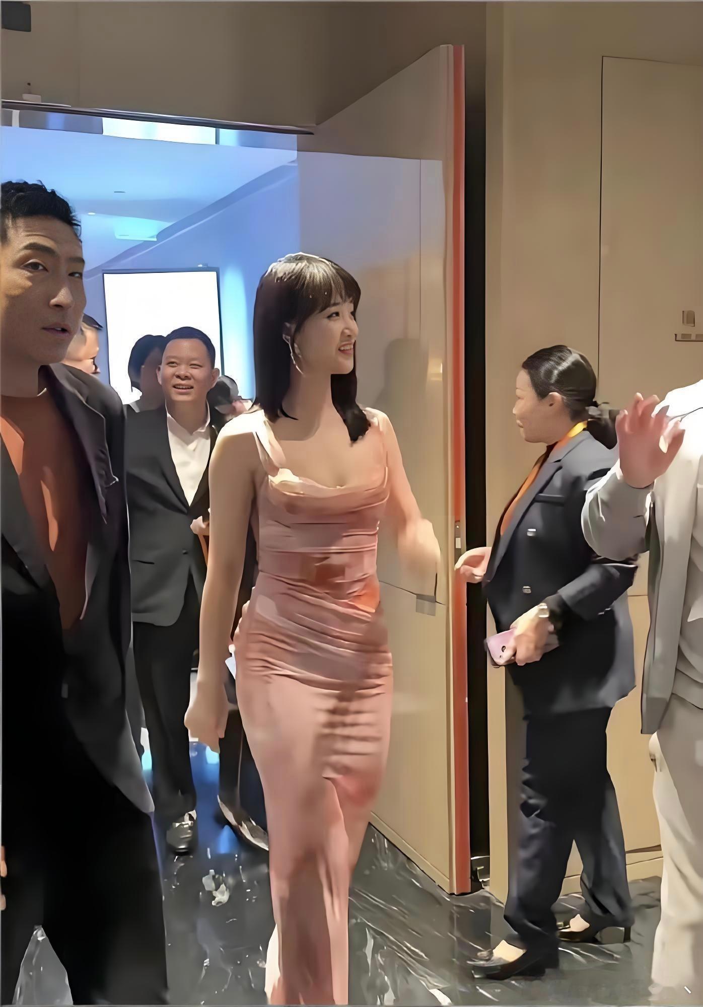 原以为在电视上看也就普普通通，没想到见到真人，直接被惊艳到，你觉得呢？ 