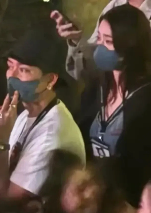 黄宗泽与神秘美女同框现身演唱会，均戴同款口罩。外界猜测其为新恋情，但黄宗泽否认。