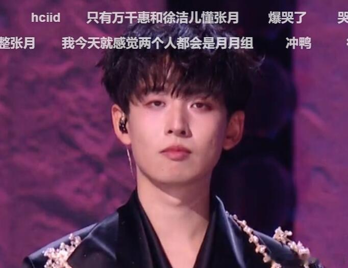 齐思钧已经一点表情都不敢有了之前因为在姐姐淘汰的时候抿了一下嘴唇就被挂了好久，现