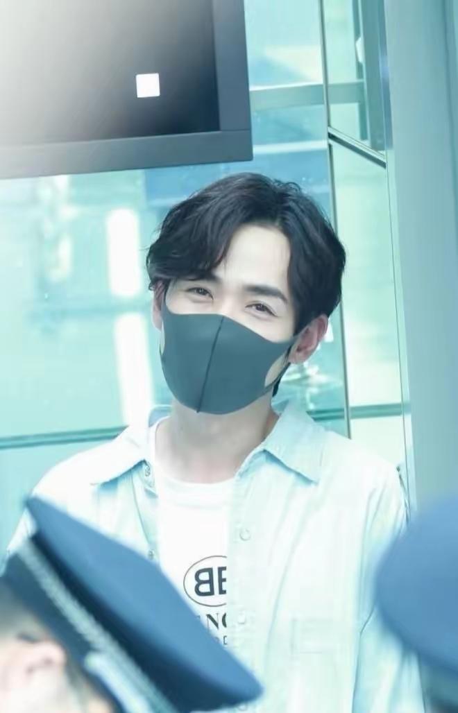 没有变，从内到外都没有，只是时间让他变的更成熟自信从容了。朱一龙还是那个眉眼弯弯