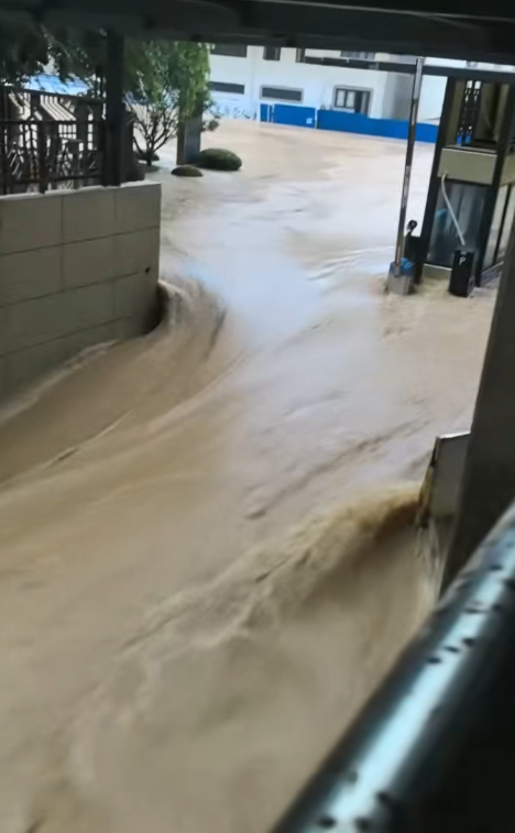 贵港一男子参与小区车库防洪挡水,疑被冲进地下车库 家属:失联