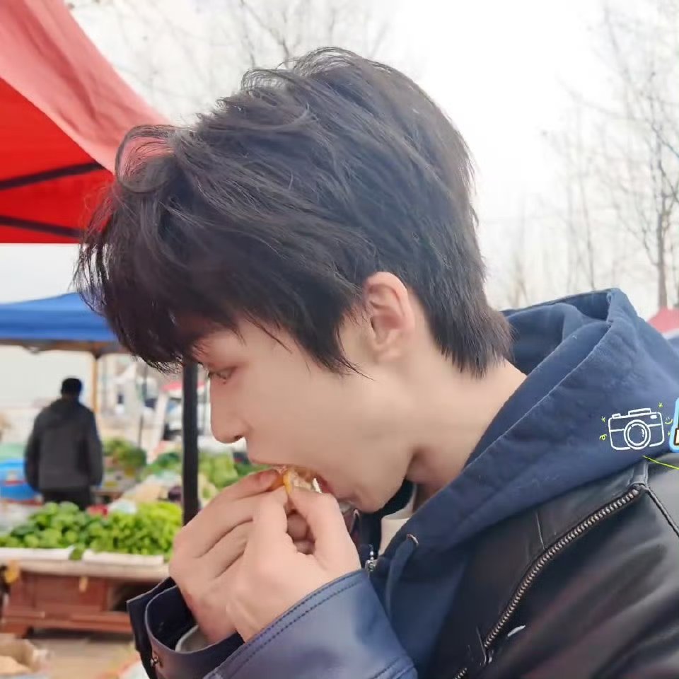 梓渝赶大集vlog我跟他一模一样，走到哪吃到哪