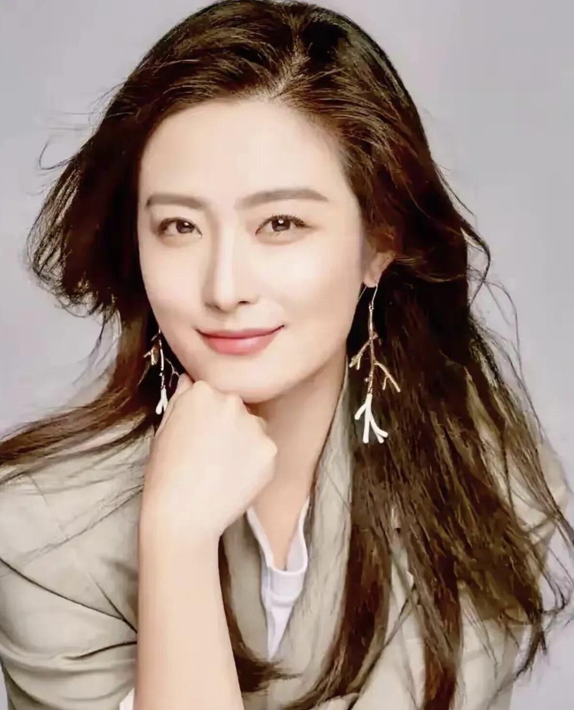 她总是在画面里安静地发光。
角落的那个人，台词不多却能把人心拧疼。
现在，她要把