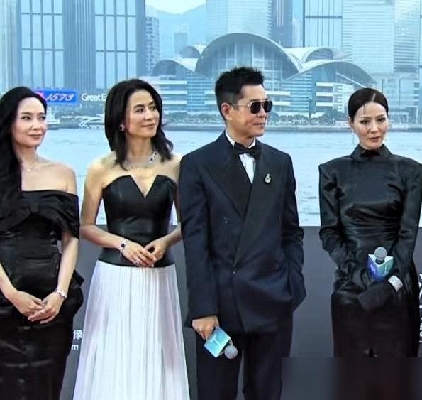 这哪是走红毯，这简直就是婚礼答谢宴现场。
宣萱一身白裙，侧身过去，手指轻轻帮他