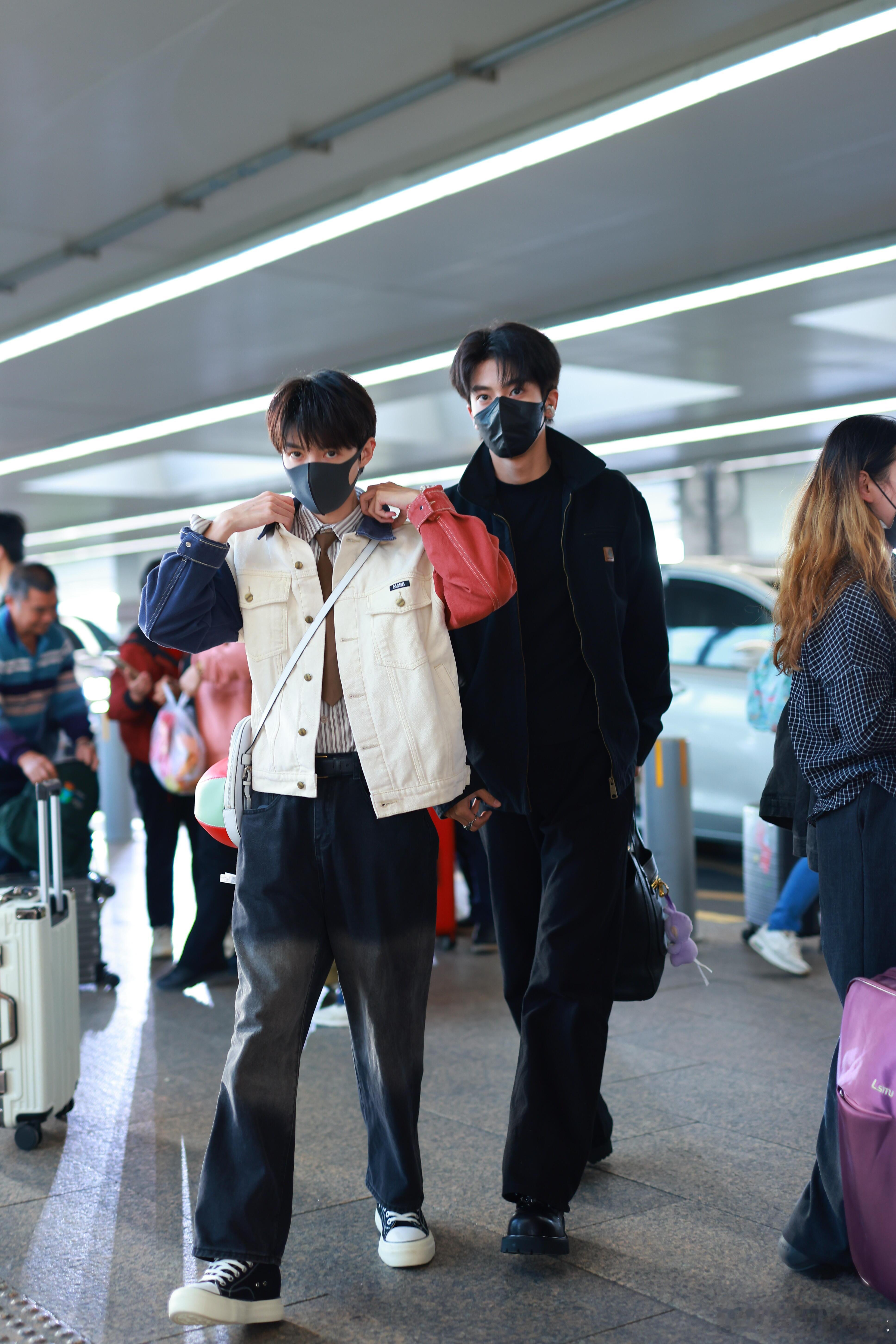 闫管同框好养眼 救命！这同框我能看一天！一个冷峻一个阳光，身高适配度拉满，穿搭风