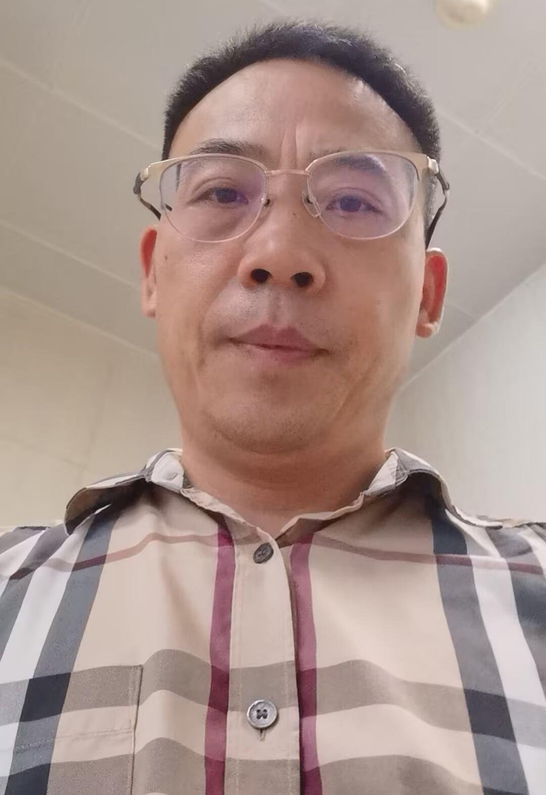 沉浸式体验北京此时的大雨，好像把天捅漏了似的，且一点也没有停的意思，看来又回不去