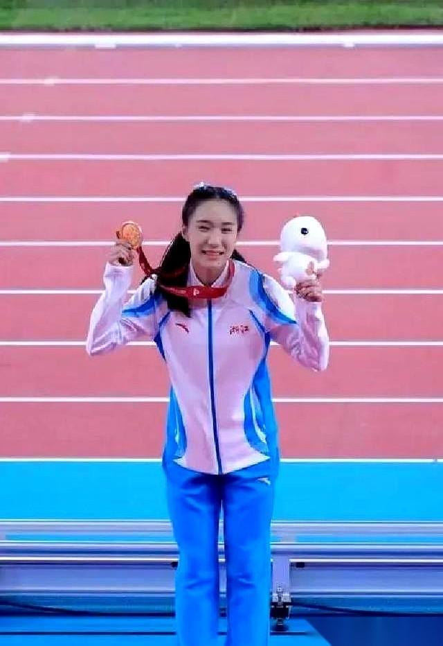 17岁的陈妤颉拿着亚运会的三金一银，刚在女子100米跑出了11秒06。
挂着这堆
