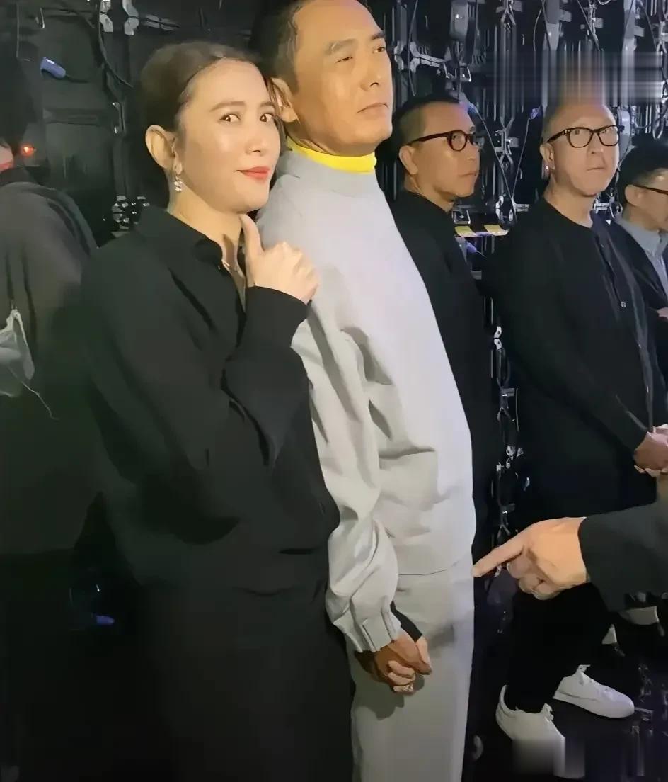对于明星的日常行为，我们真的不能以普通人的眼光去看他们。例如像周润发和袁咏仪，他