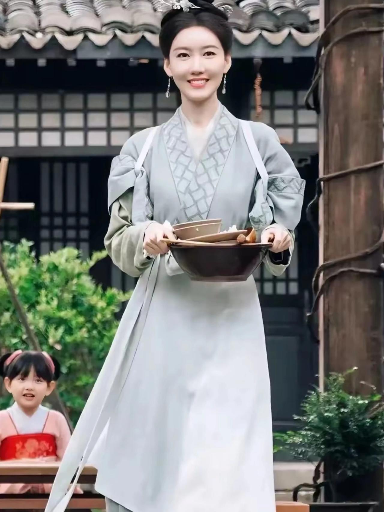 王启年的夫人和女儿在庆余年第二季的前几集出现，她们对整个剧情的推动毫无价值。王启