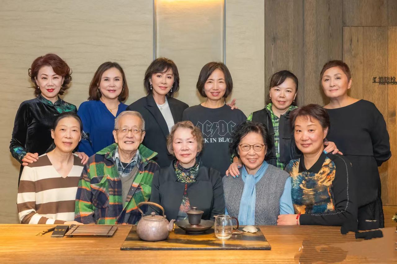 刘嘉玲和同学差距不大啊！
明星和同学聚会，合照大都差距明显，比如杨钰莹和同学合影