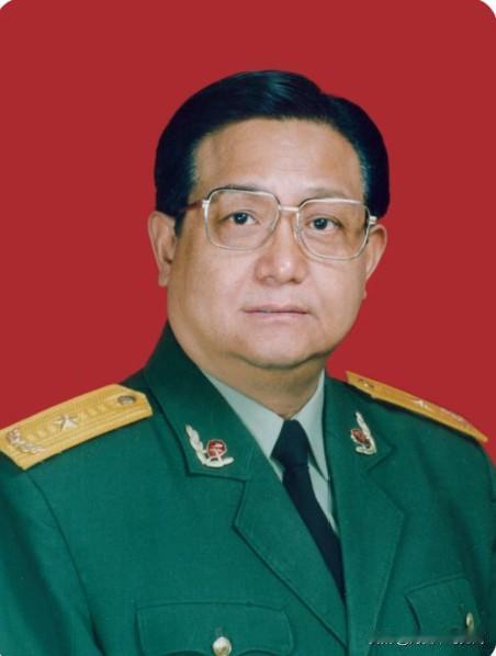 他是周恩来总理的最后一任秘书。25岁调任西花厅，担任周恩来总理专职秘书8年。44