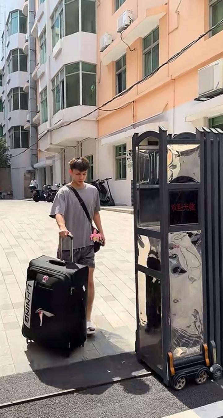 杰哥这是怎么了，好像很不高兴的样子，拎着一个大箱子就出门了，连派大星挂件都出来摇