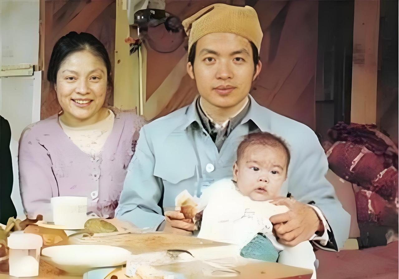90年代初，在新西兰激流岛隐居的诗人顾城与妻子谢烨、儿子小木耳的留影，照片看似十