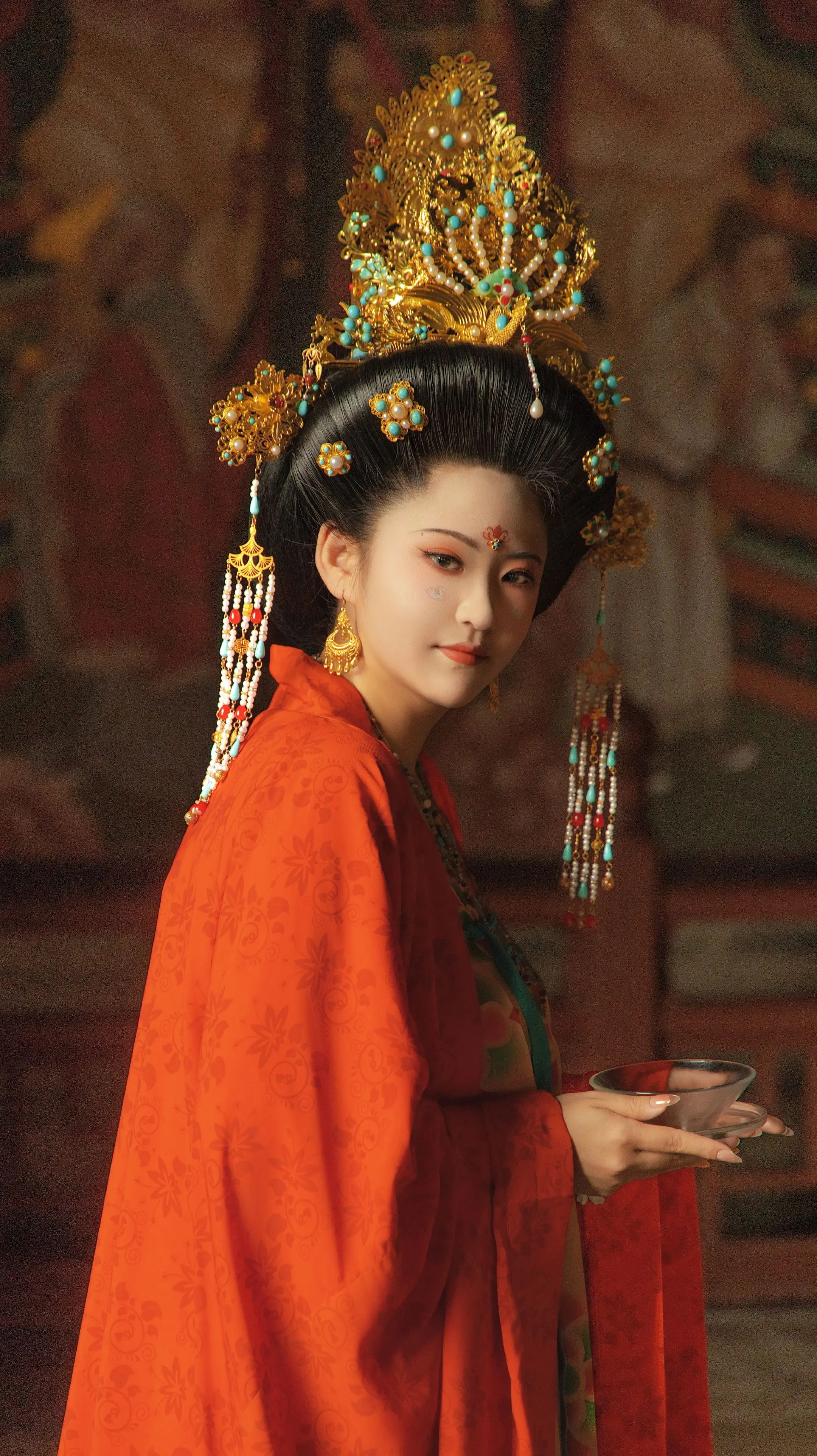 大同汉服 | 晚唐供养人造型。唐代末期，出资修建石窟的贵族阶层，为表虔...