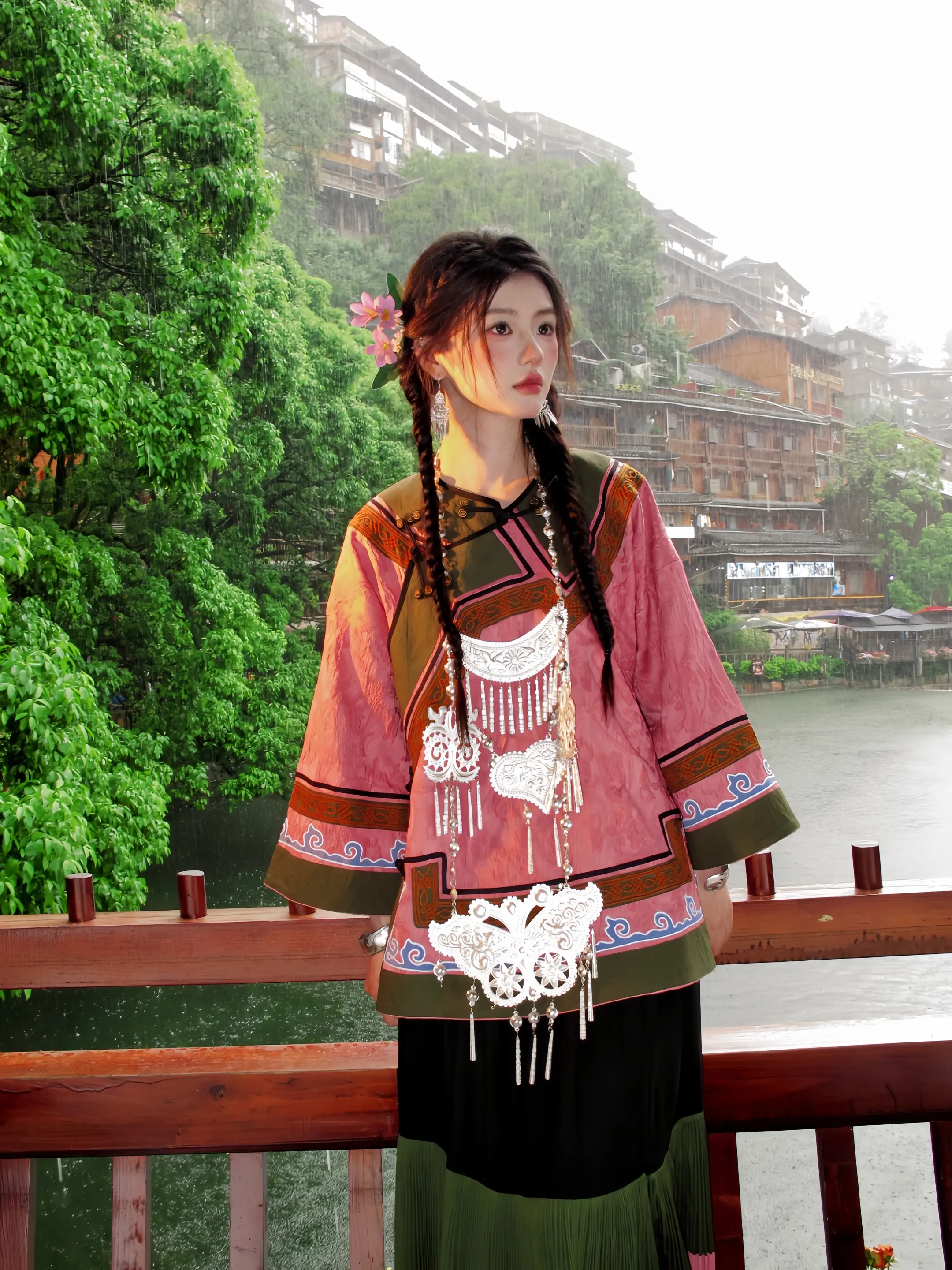 千户苗寨的雨天好美呀～