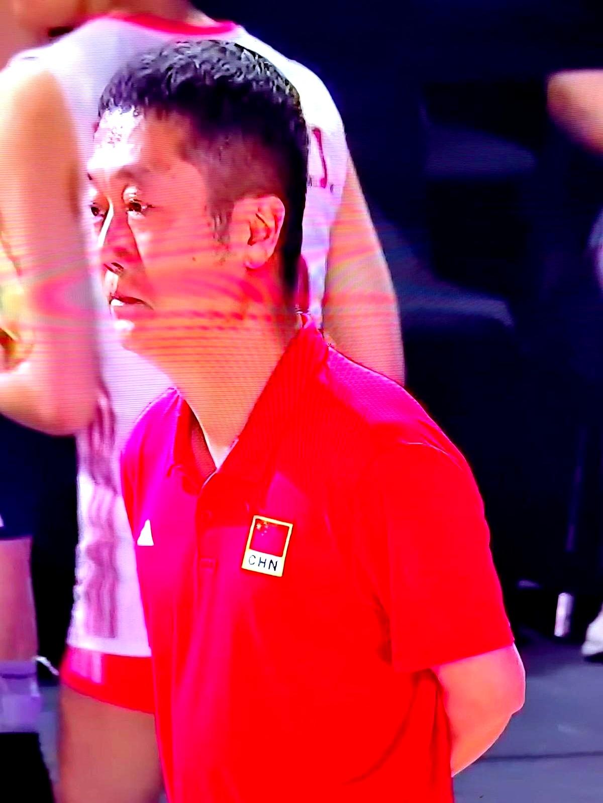 最近刷到个争议话题：国家队主帅放着国际大赛不管，跑去带全运会地方队？网友吵翻了，