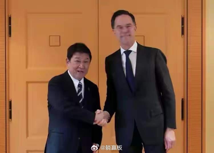 全世界都盯着中东打得一地鸡毛，压根没人顾得上东亚这边，日本就趁着这个空档，偷偷摸