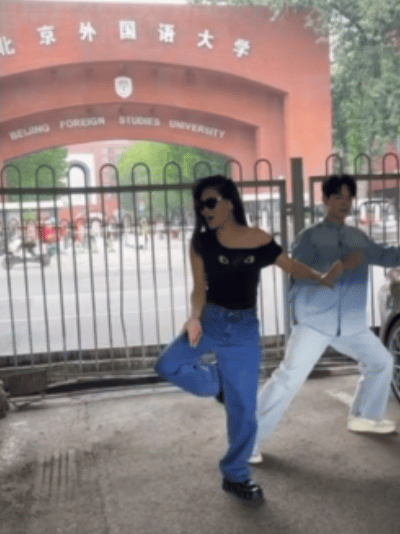 #袁娅维在路边打八段锦# 就这么水灵灵的在路边打起了八段锦？姐的音乐大巴直播又是