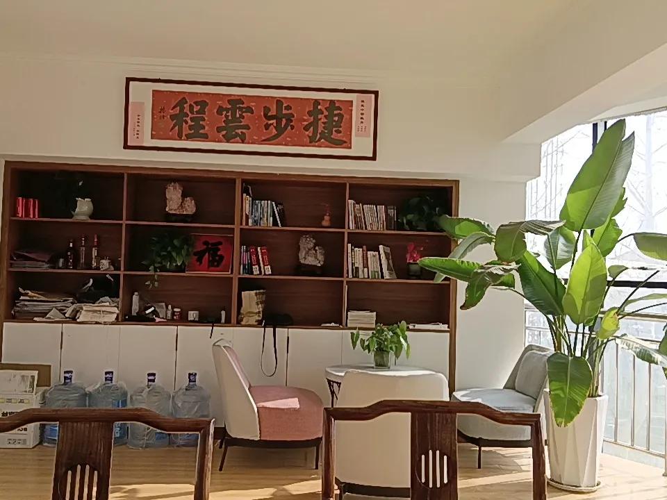 办公室里阳光明媚，考研出分后，一直忙碌，最近稍微缓缓，喝茶聊天——卜之丁工作日记