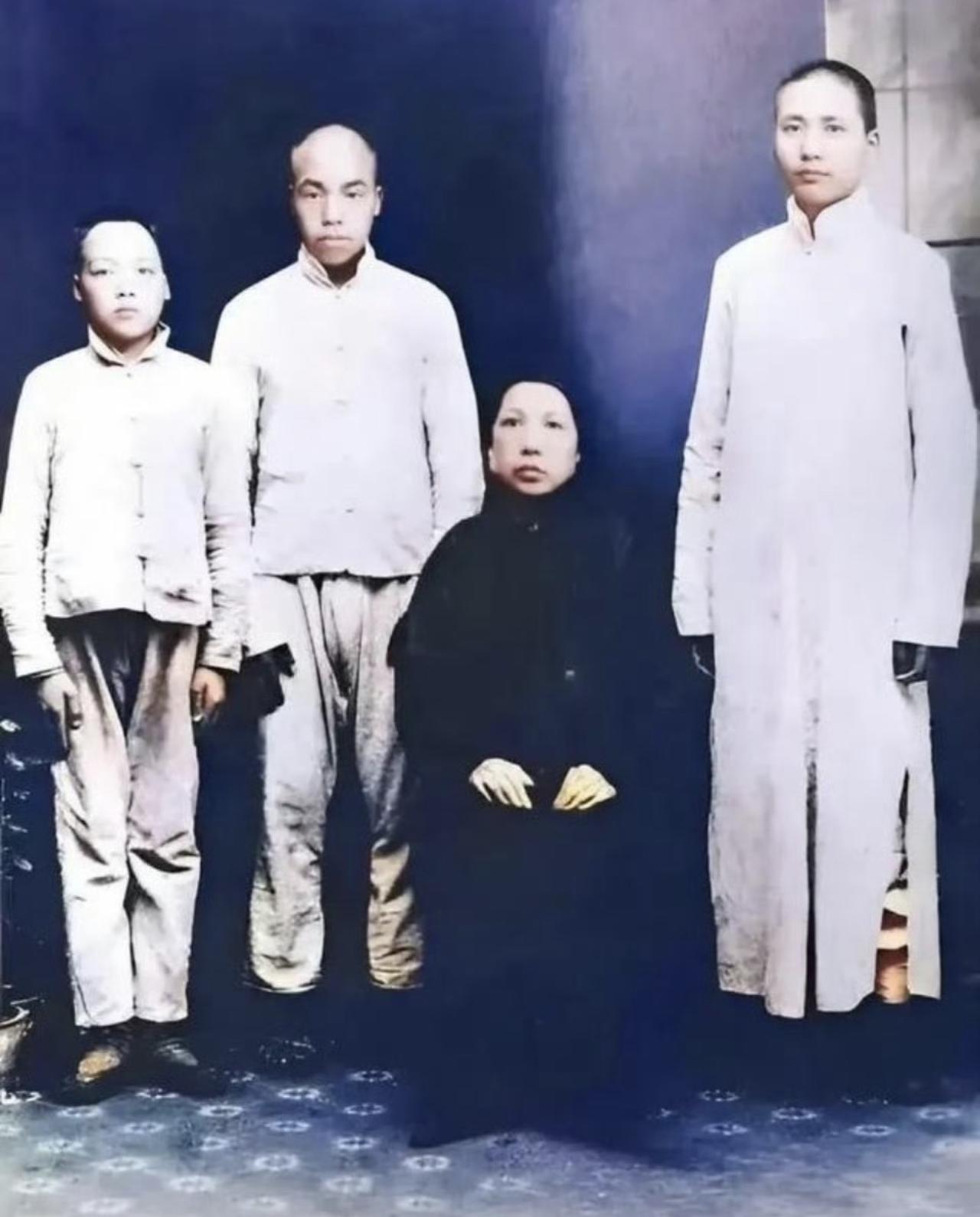 这是伟人的一家！毛泽民，毛泽谭，毛文氏，毛泽东！
一看这精气神就不一般，拜托！那