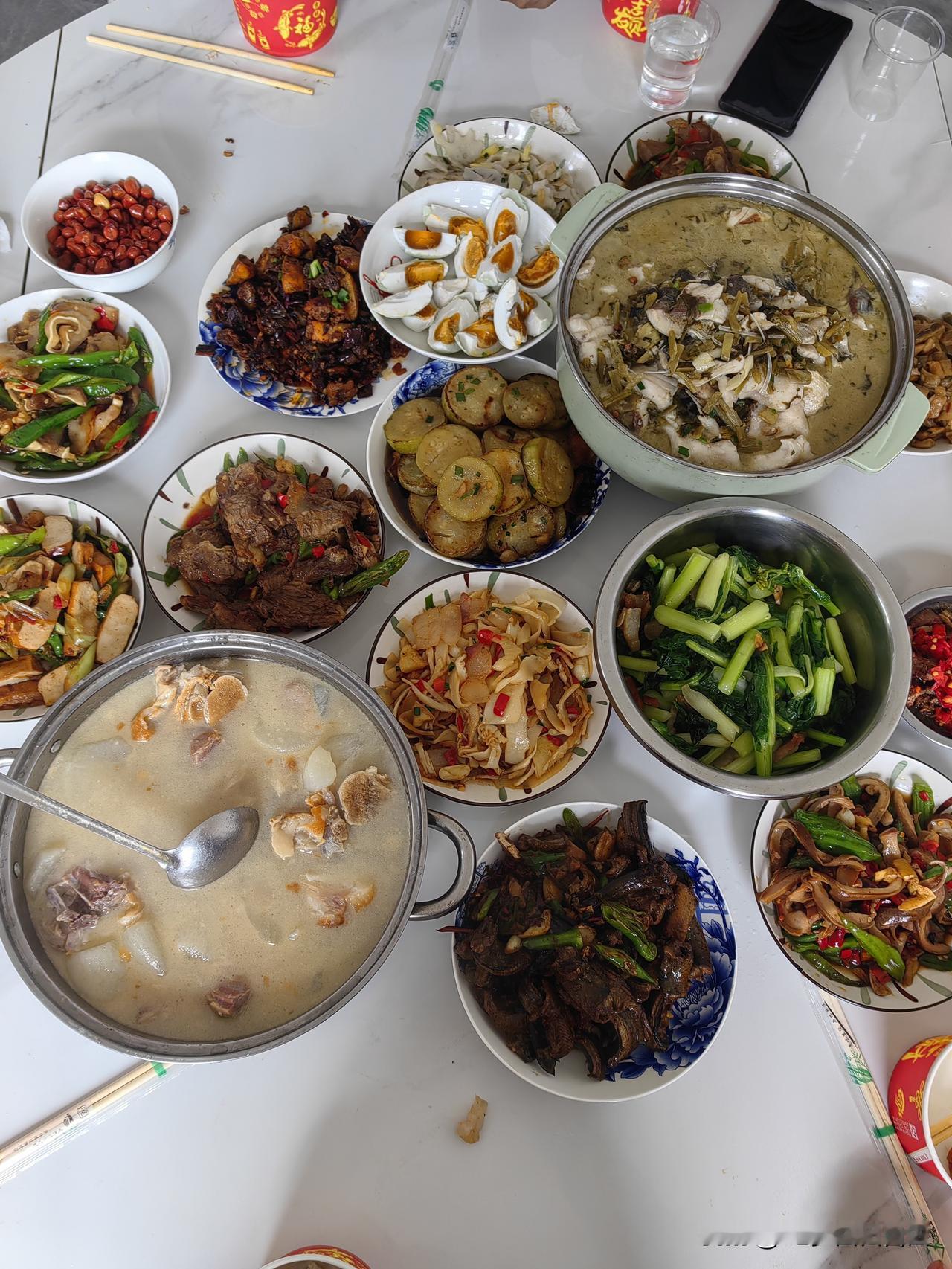 清明节回老家祭祖，堂兄家安排的午餐，满满的兄弟情谊！除了香椿炒蛋、野韭炒蛋，还有